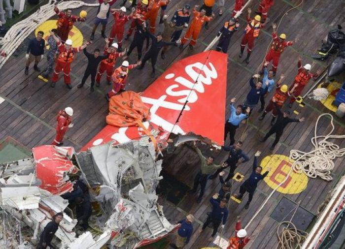 Recuperan parte de la cola del avión accidentado de AirAsia (FOTOS)