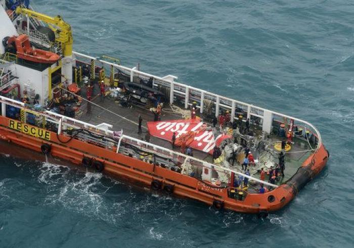 Recuperan parte de la cola del avión accidentado de AirAsia (FOTOS)