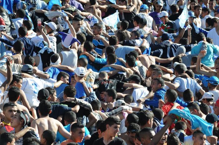 Los ultras del Legia de Varsovia la toman con un periodista de 'Jugones' en el centro de Madrid