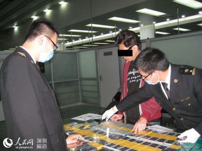 Este hombre intentó meter 94 iPhones de contrabando en China y falló estrepitosamente