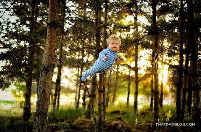 Un padre fotografía a su hijo con Down volando para romper barreras