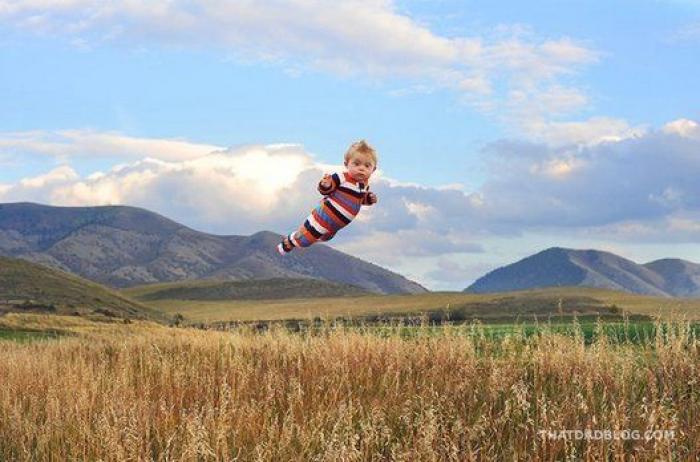 Un padre fotografía a su hijo con Down volando para romper barreras