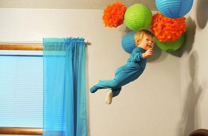 Un padre fotografía a su hijo con Down volando para romper barreras