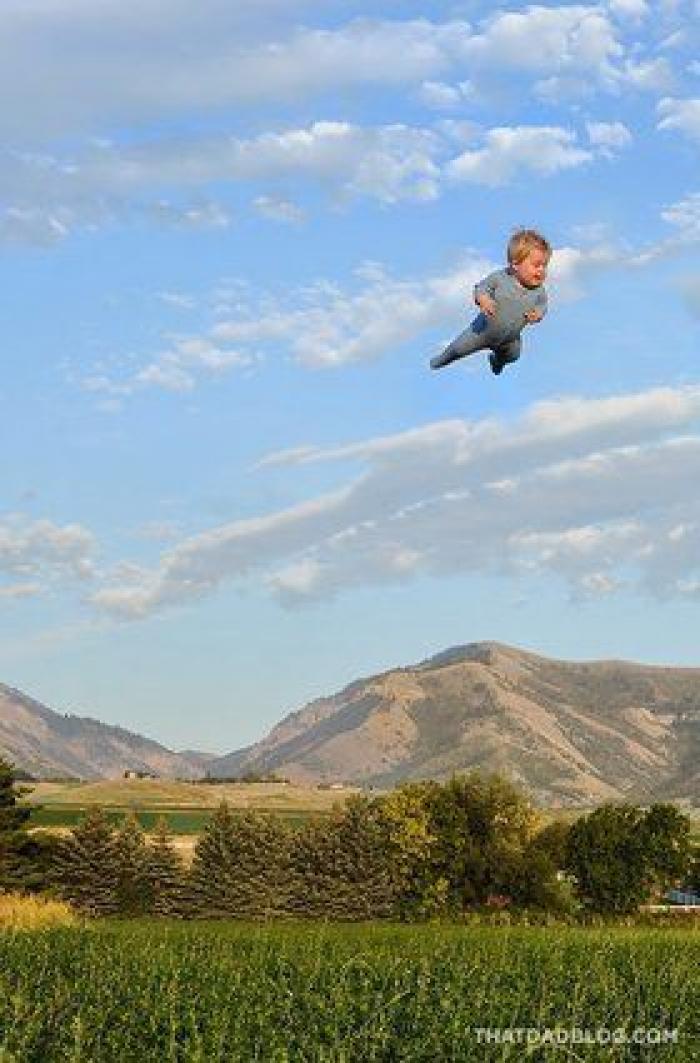 Un padre fotografía a su hijo con Down volando para romper barreras