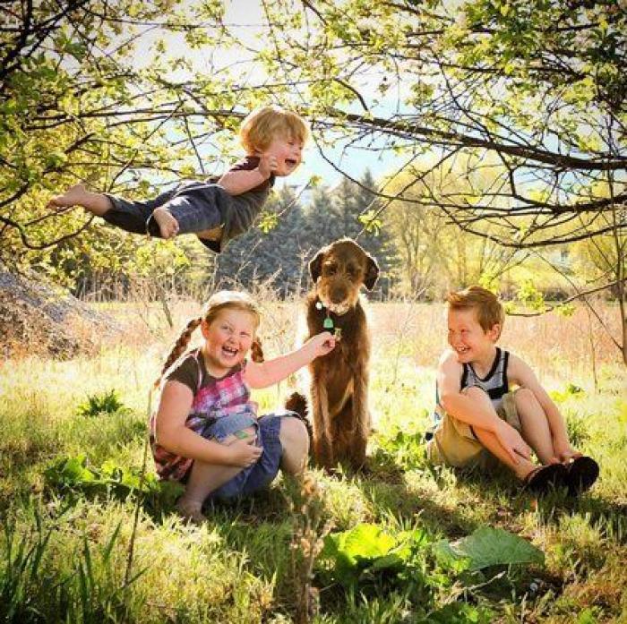 Un padre fotografía a su hijo con Down volando para romper barreras