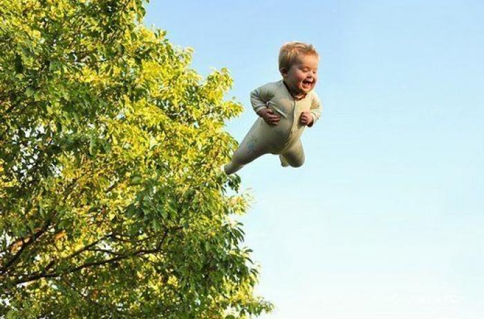 Un padre fotografía a su hijo con Down volando para romper barreras