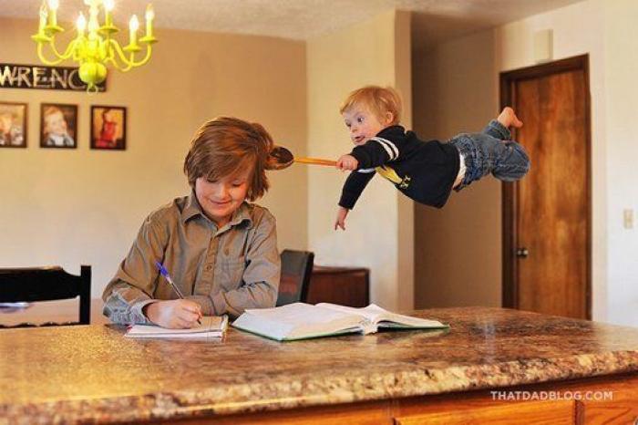 Un padre fotografía a su hijo con Down volando para romper barreras