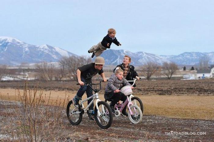 Un padre fotografía a su hijo con Down volando para romper barreras