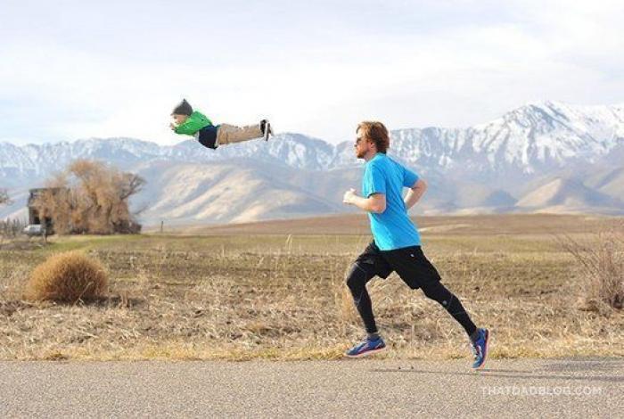 Un padre fotografía a su hijo con Down volando para romper barreras