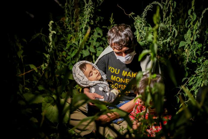 Salir por tierra de Afganistán, el complicado último recurso para evitar a los talibán