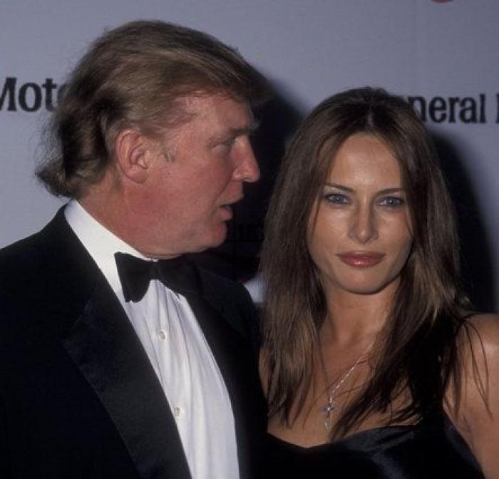 Melania Trump dice que su marido fue "incitado" a hacer comentarios lascivos
