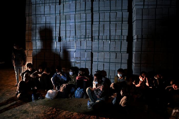 Salir por tierra de Afganistán, el complicado último recurso para evitar a los talibán