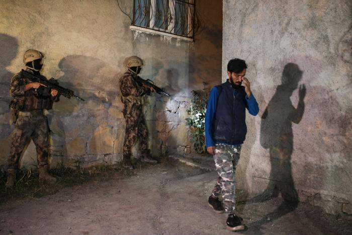 Salir por tierra de Afganistán, el complicado último recurso para evitar a los talibán