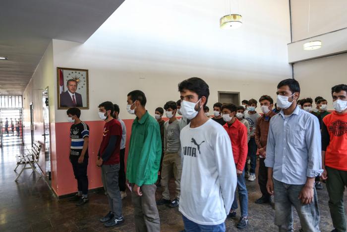 Salir por tierra de Afganistán, el complicado último recurso para evitar a los talibán