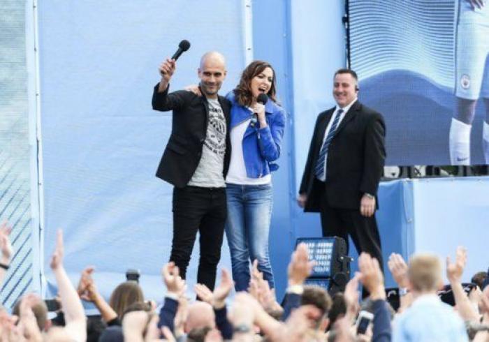 Guardiola se fotografía con Carme Forcadell para mostrarle su apoyo por la querella