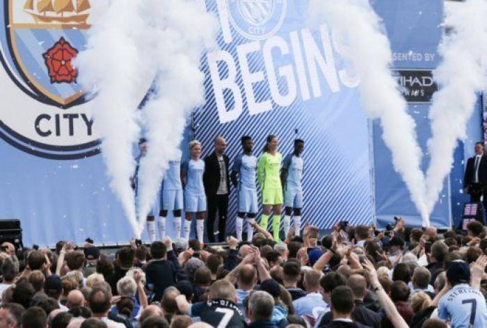 Guardiola se fotografía con Carme Forcadell para mostrarle su apoyo por la querella