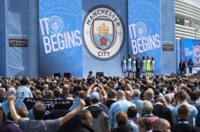 Guardiola se fotografía con Carme Forcadell para mostrarle su apoyo por la querella