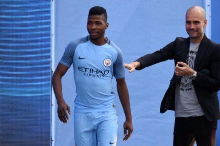 Guardiola se fotografía con Carme Forcadell para mostrarle su apoyo por la querella