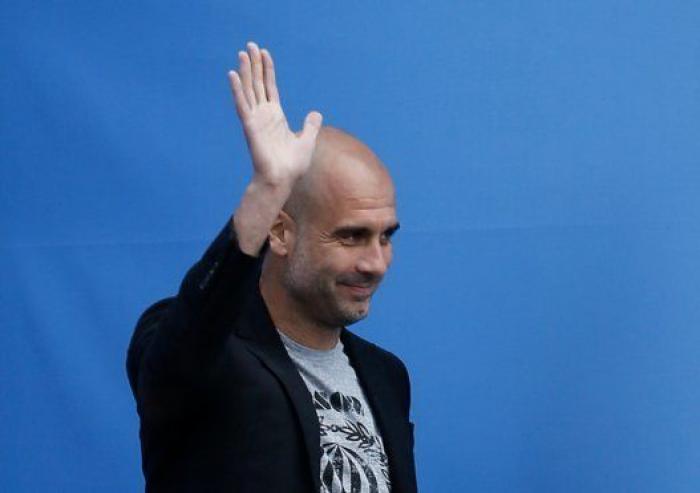 Guardiola se fotografía con Carme Forcadell para mostrarle su apoyo por la querella