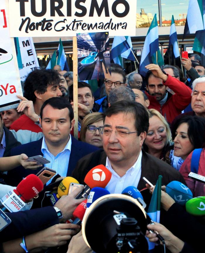 El escritor Luis Landero se corona en su discurso del Día de Extremadura: "Iréis al infierno"