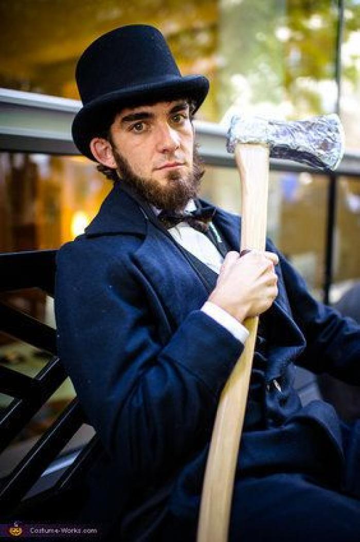 La genial respuesta de un padre a quien criticó a su hija por su disfraz 'de chico'