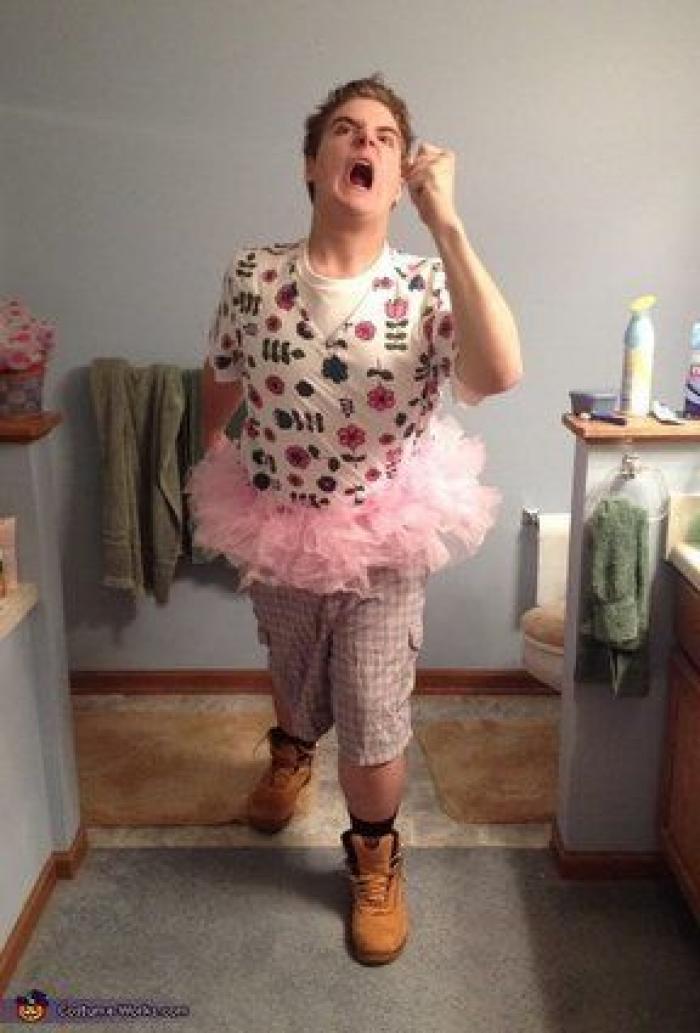 La genial respuesta de un padre a quien criticó a su hija por su disfraz 'de chico'