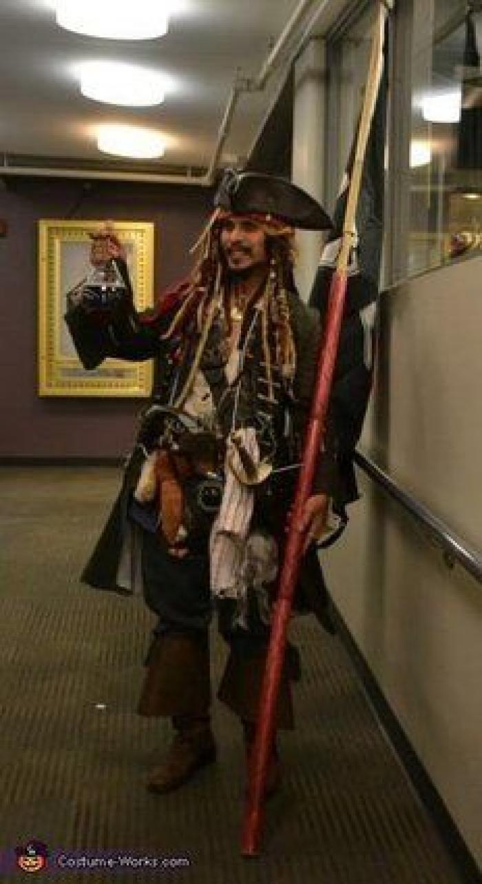 La genial respuesta de un padre a quien criticó a su hija por su disfraz 'de chico'