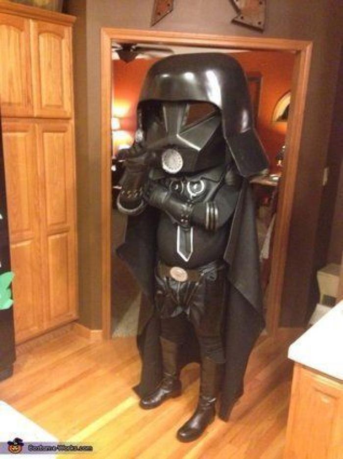 La genial respuesta de un padre a quien criticó a su hija por su disfraz 'de chico'