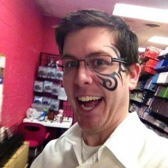 La genial respuesta de un padre a quien criticó a su hija por su disfraz 'de chico'