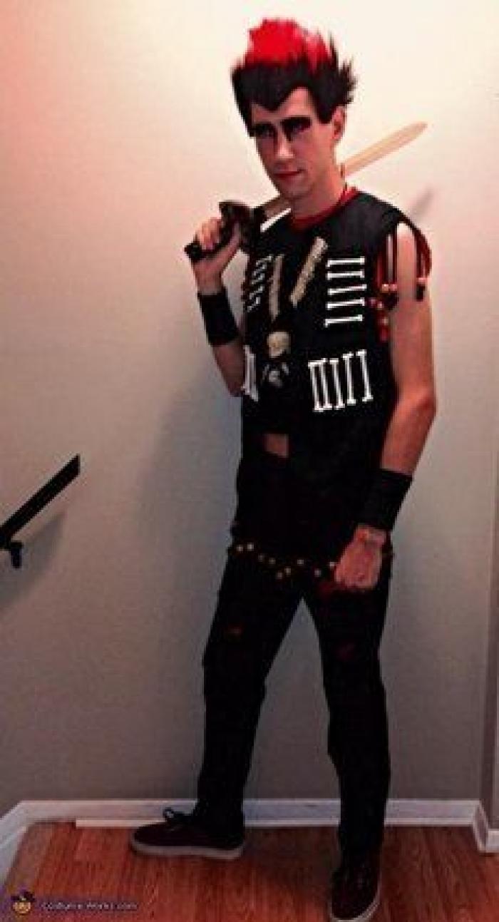 La genial respuesta de un padre a quien criticó a su hija por su disfraz 'de chico'