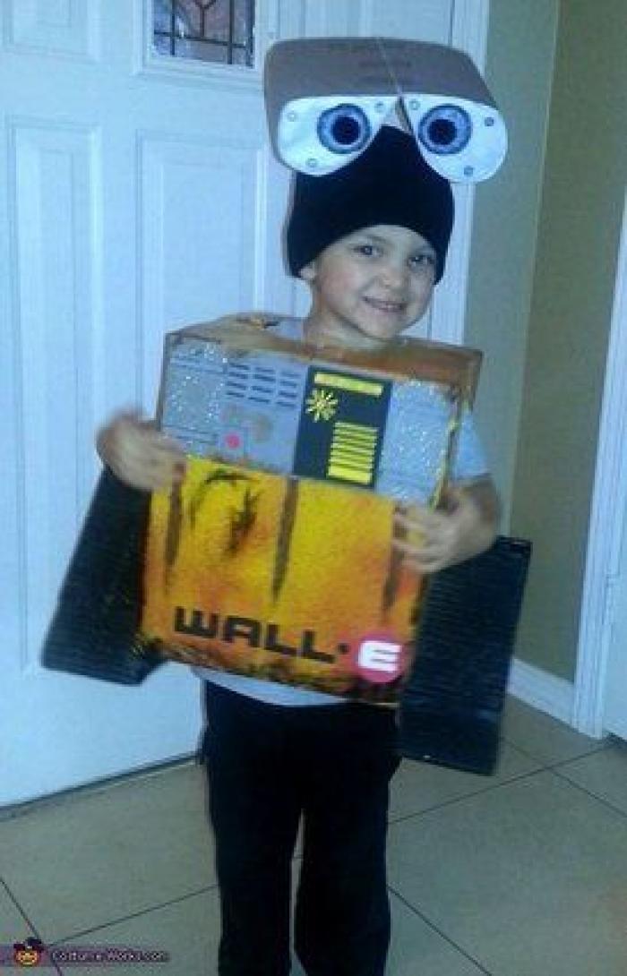 La genial respuesta de un padre a quien criticó a su hija por su disfraz 'de chico'