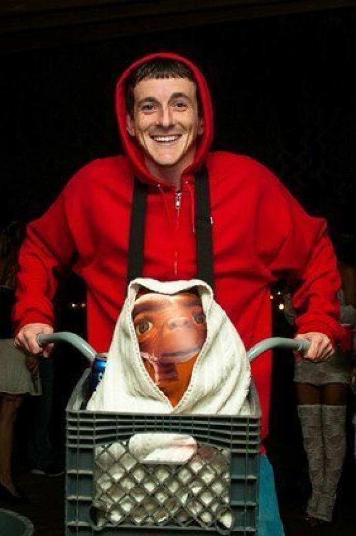 La genial respuesta de un padre a quien criticó a su hija por su disfraz 'de chico'