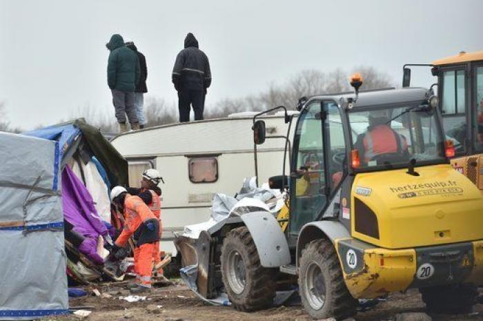 Comienza la evacuación de la jungla de Calais con largas colas