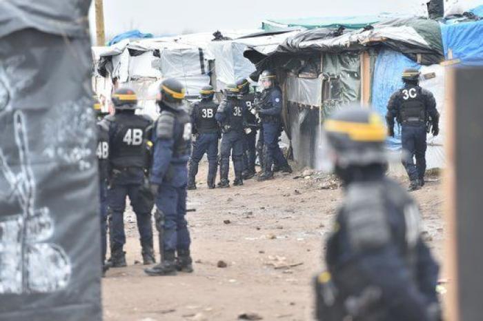 Comienza la evacuación de la jungla de Calais con largas colas