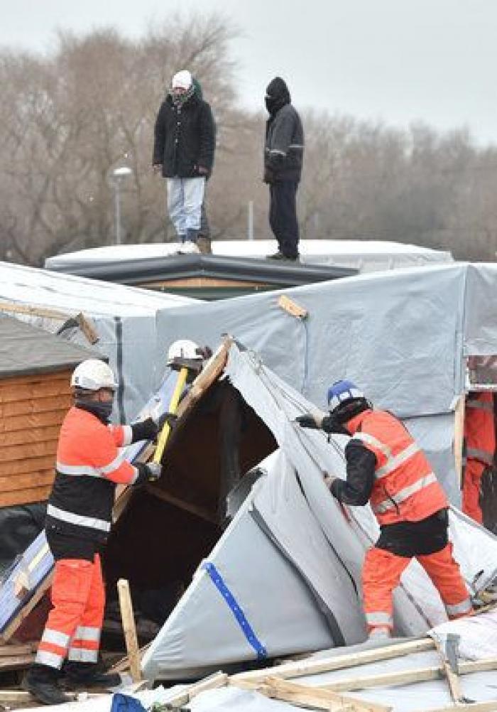Comienza la evacuación de la jungla de Calais con largas colas