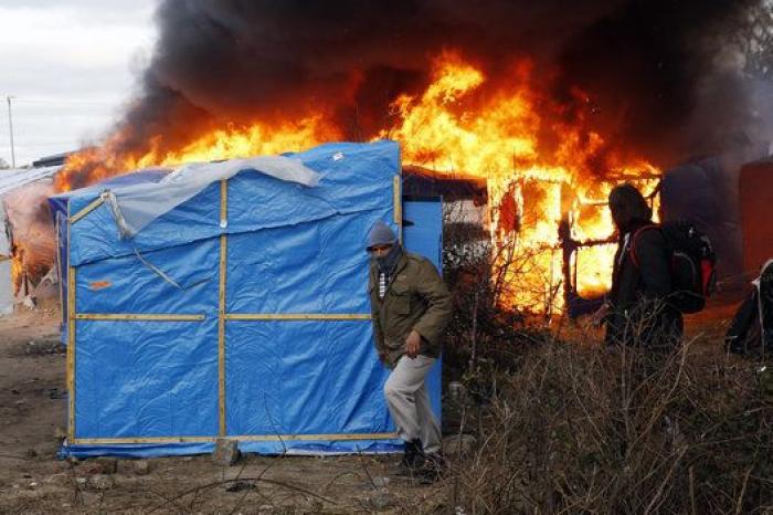 Comienza la evacuación de la jungla de Calais con largas colas