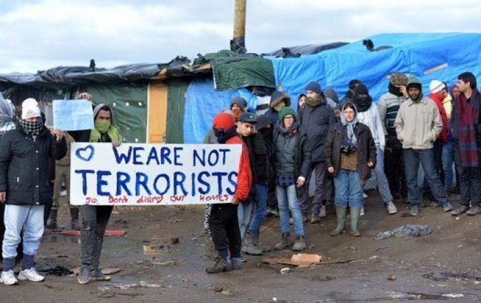 Comienza la evacuación de la jungla de Calais con largas colas