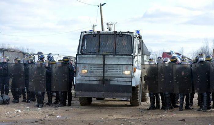 Comienza la evacuación de la jungla de Calais con largas colas