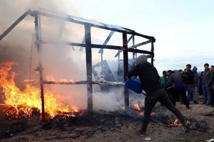 Comienza la evacuación de la jungla de Calais con largas colas