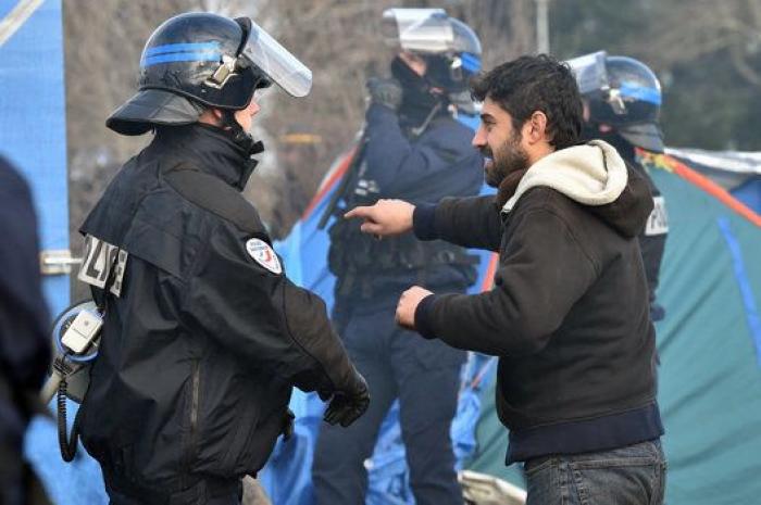 Comienza la evacuación de la jungla de Calais con largas colas