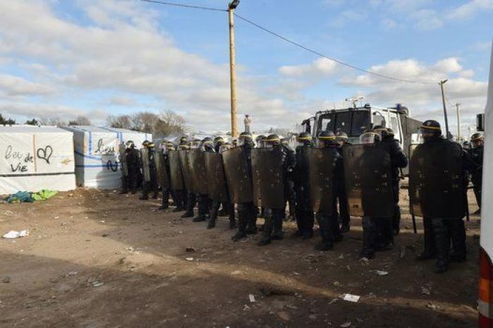 Comienza la evacuación de la jungla de Calais con largas colas