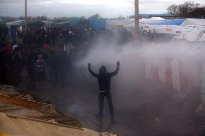 Comienza la evacuación de la jungla de Calais con largas colas