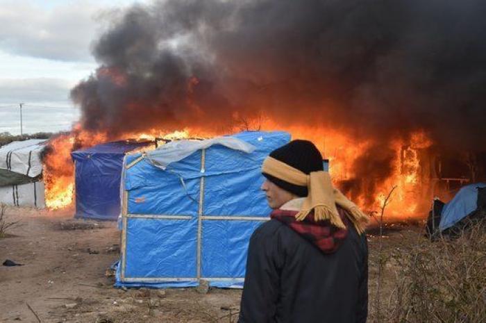Comienza la evacuación de la jungla de Calais con largas colas