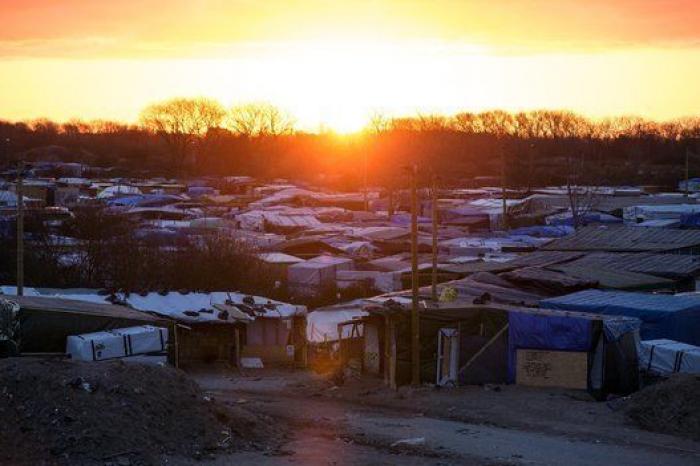 Comienza la evacuación de la jungla de Calais con largas colas