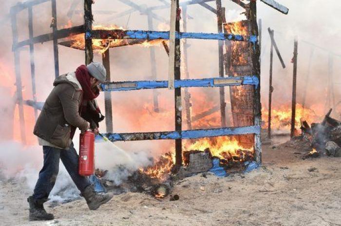 Comienza la evacuación de la jungla de Calais con largas colas