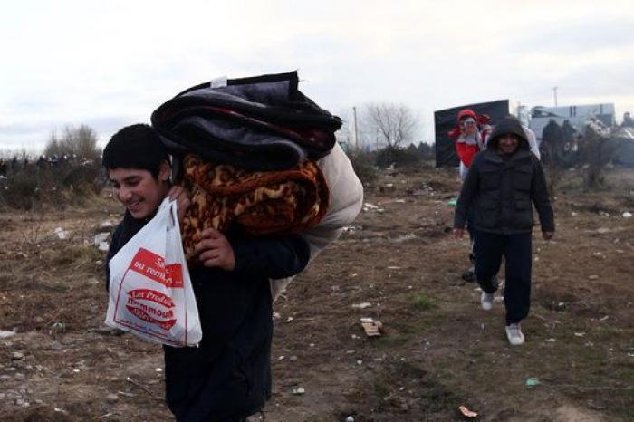 Comienza la evacuación de la jungla de Calais con largas colas