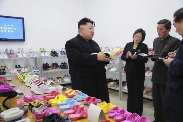 La visita de Kim Jong-un a una fábrica de zapatillas deportivas (FOTOS)