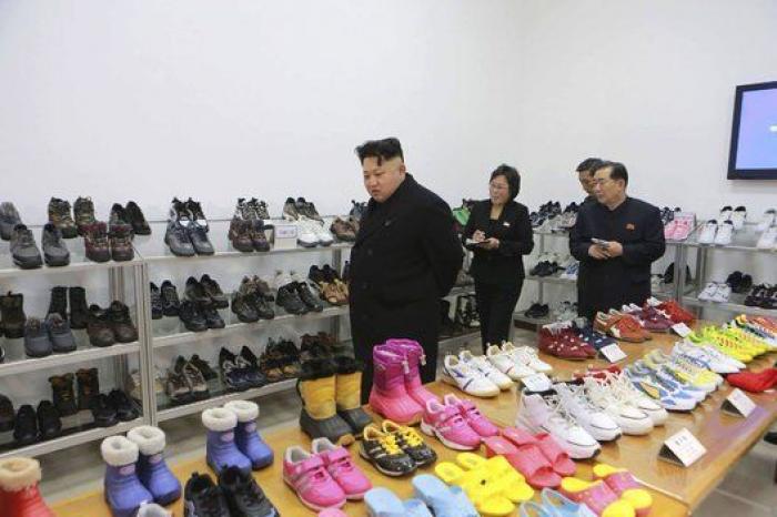 La visita de Kim Jong-un a una fábrica de zapatillas deportivas (FOTOS)