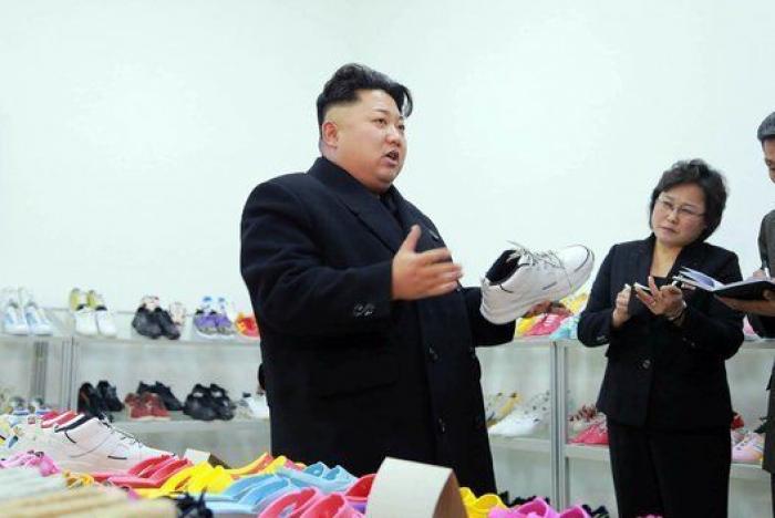 La visita de Kim Jong-un a una fábrica de zapatillas deportivas (FOTOS)
