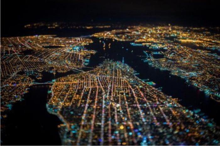 Nueva York parece una ciudad de mentira en estas imágenes aéreas nocturnas (FOTOS)